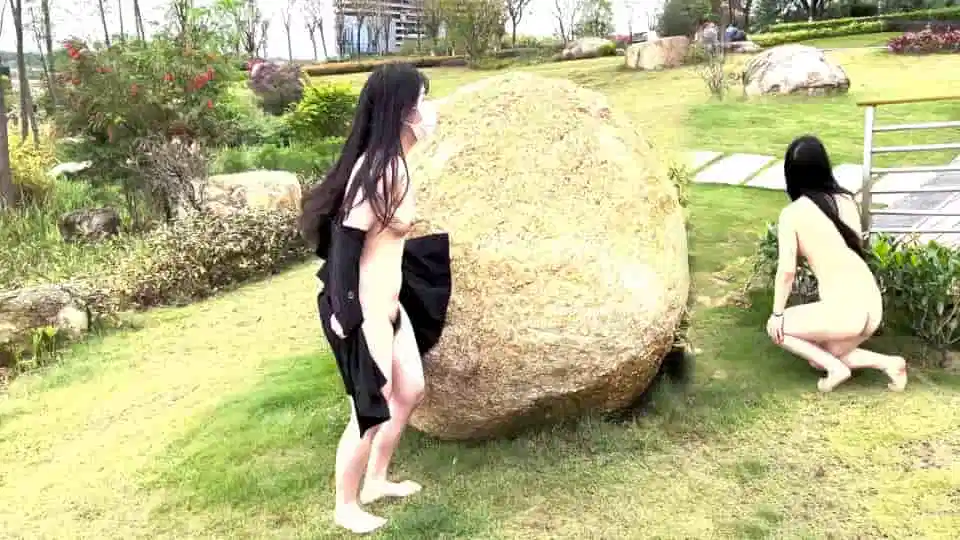 天花板露出狂人御姐【cikaimoon】无视路人，大白天进村全裸勾引，放牛大叔望眼欲穿啊 1