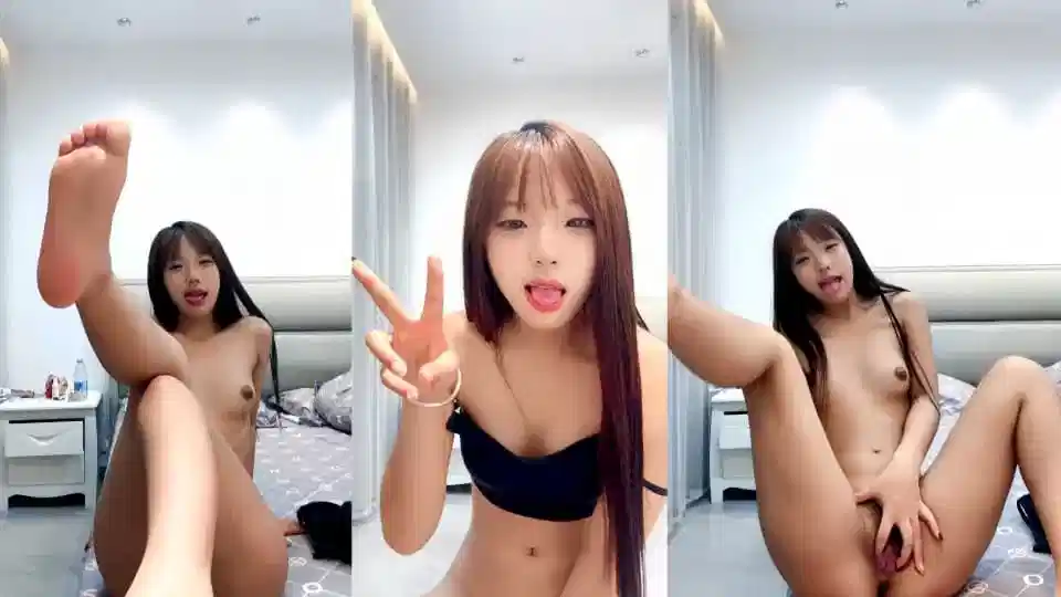 这姑娘好骚啊，跟狼友撩骚听指挥揉着奶子伸着舌头要舔狼友大鸡巴，掰开小逼给狼友看特写，淫声荡语不断刺激